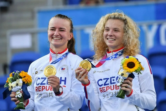  克雷吉茨科娃双打配合精妙，澳网女双搭档捧杯