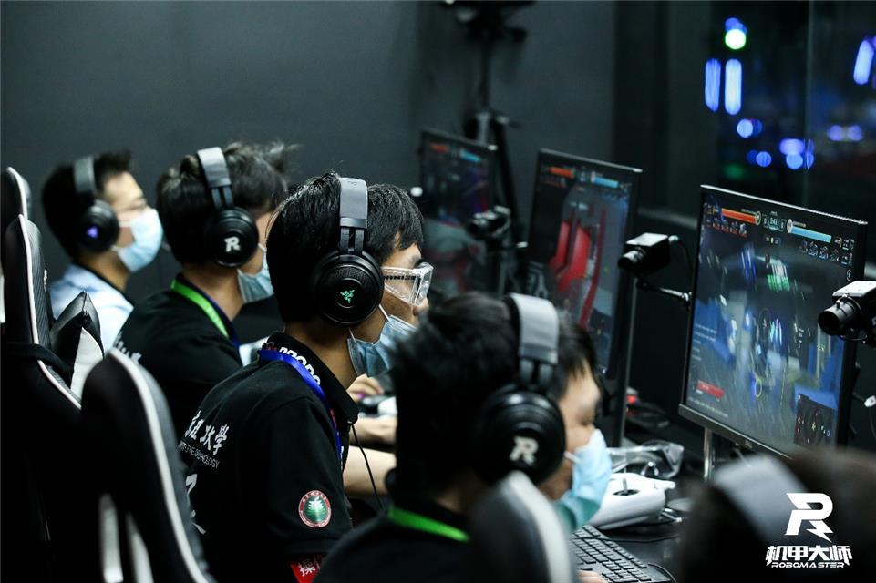  梅德韦杰夫硬地称王，上海劳力士大师赛折桂