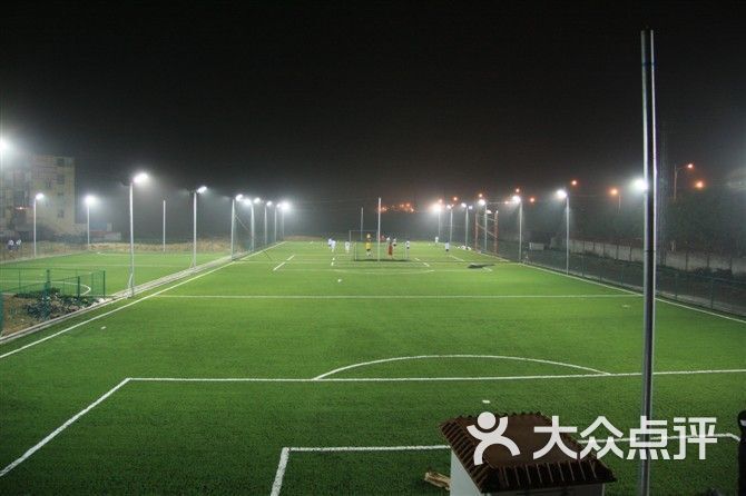  夜间灯光球场投入使用，上班族下班后挥拍健身