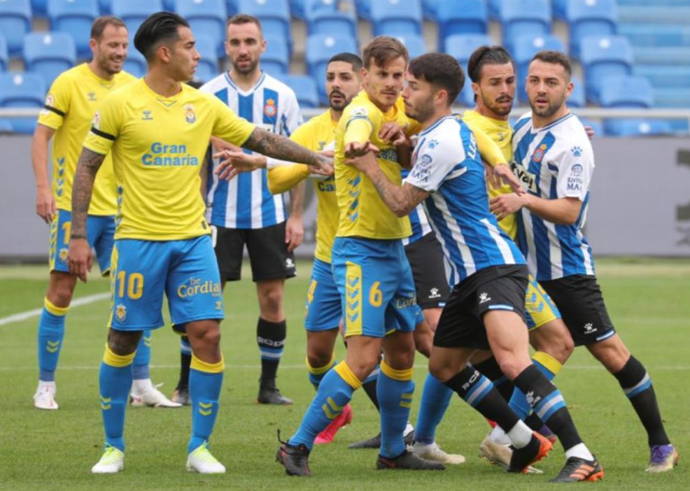  肯宁澳网捧杯开启新赛季征程