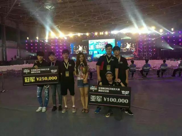  电竞天才少年首夺世界冠军宝座