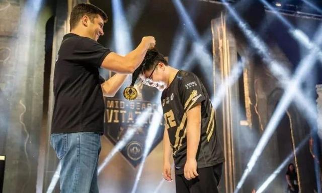  电竞选手沉着应战彰显大将风范