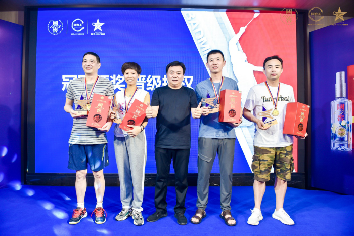  电竞女将巾帼不让须眉勇夺冠军