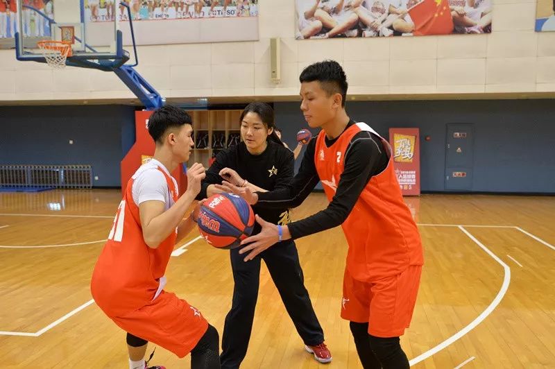  篮球训练营火热开营，专业指导助力成长